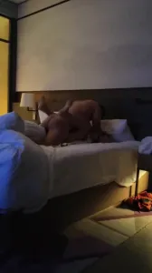 看着老婆躺床上被单男大力骑