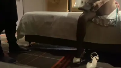 为人师表反差已婚母狗背着老公带情人来偷情内射