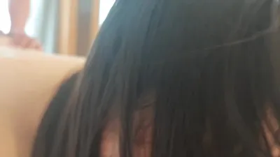 老婆被操时候，边舔老公，老公边自己撸