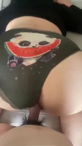 后入44岁肥臀熟女阿姨，阿姨大屁股太肥厚了类似大磨盘，穿的内裤挺可爱