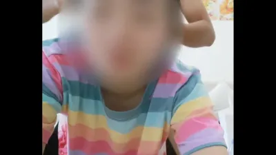 把少妇蒙上眼。让单男操她,很骚