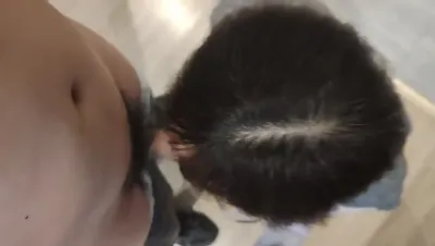 【雨哥原创】短发骚逼跪吃大鸡吧很饥渴