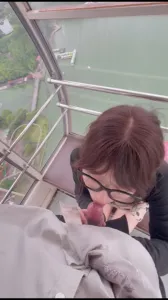 骚母狗在摩天轮上迫不及待的口我,拎回家就是操