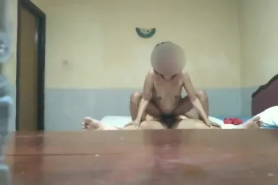 酒店性爱体外射精,忍不住了拔出来射骚货一肚子精液