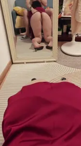 真实淫荡对白大奶超市老板娘老公终于出差，打电话也不接镜子前后入母狗