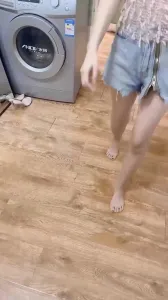 到姐姐家里帮她维修家具 床上竟然放着情趣用品