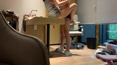 酒店爆操长腿女同事露脸