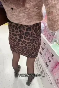 豹纹小姨子黑丝半推半就被姐夫在宿舍里猛烈抽插 有18部