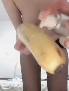 【雨哥91】香蕉自慰！骚娘们逼痒难耐香蕉插逼水流不止