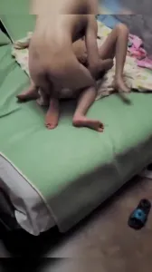 老公在旁坐着撸管,单男无套内射老婆。