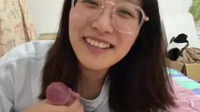 超神颜值，轻素颜无美颜纯天然 眼镜妹