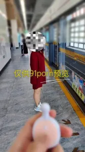 塞着跳蛋逛 各种人前露出,看看平时端庄高雅的人妻私下是什么样