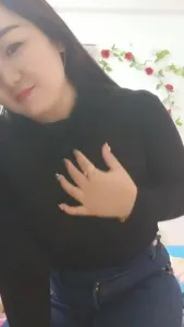 紧身牛仔裤！性感的骚逼大屁股肥穴不断抽插水流不止！