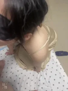 武汉绿主 在绿奴家婚床上玩弄母狗