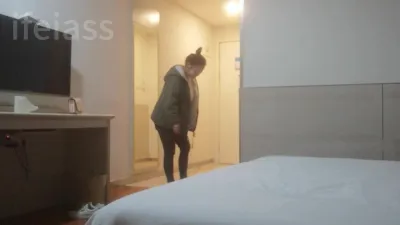 微胖人妻酒店偷情,后入的时候奶子对着镜头摇个不停