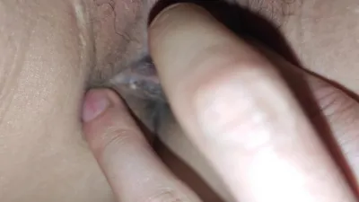 媳妇掰开小骚屄想给狼友吃