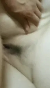 老婆出差了，在家里和56岁大屁股岳母偷吃，岳母很丰满大腿很粗很有性欲