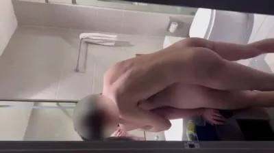 老婆站着被单男按住后入3p看简介