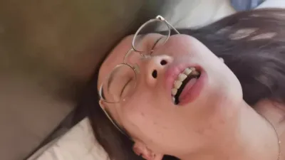 眼镜妹太骚了，看着淫荡的表情就忍不住想射