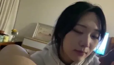 只能含个鸡巴头的妹子,真嫩