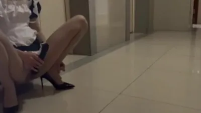 情妇在她家电梯前自摸然后去邻居家门口做爱