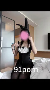 兔女郎无套后入特写,最后的奶子太色了