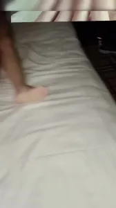 娇妻浓郁的风骚味刺激得单男愈发疯狂