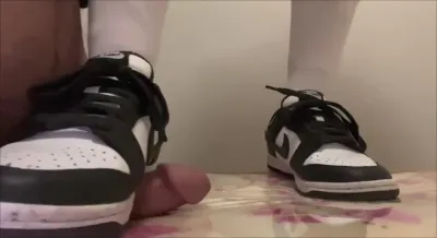 约了一个大学学妹s白袜球鞋踩踏我的j(完整版简介)