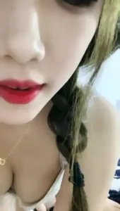 【章哥经典】妹子用大号假JJ插出白浆，情绪价值提供的很足