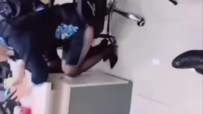 上班时间和已婚同事去公司厕所里偷情内射怀孕