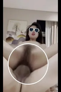 被认出来了，带上眼镜吧