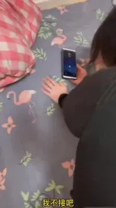 打电话偷情老公问“孩呢?孩在外看动漫片”