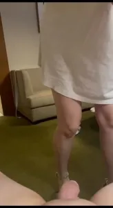 骚母狗跪地吃大鸡巴技术娴熟