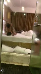 [原创] 从厕所就能听到 小鹿被单男抽插的叫声！ 心疼又刺激 寻情侣交换4p