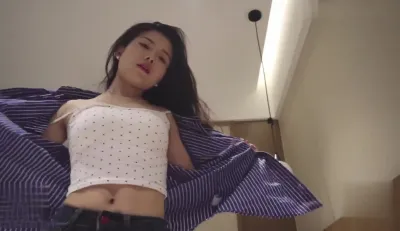 还是少妇懂得人心,没事就穿着开档斯袜自己上来动,大屁股一上一下的