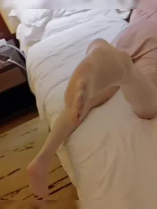 丝袜娇妻的三人行