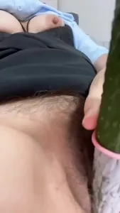 【雨哥91】骚逼的黄瓜！逼痒难耐只能用黄瓜止痒白浆四溢