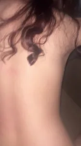 阳台后入骚妻，叫声淫荡。她会看评论