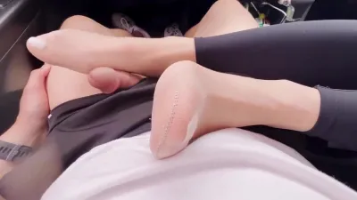 狗奴开车被主人的瑜伽裤里丝玉足挑逗鸡巴,下车站在门边被主人足交踩射!