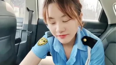 极品女大刚放假就约出来在路边穿上制服车震口爆吞精