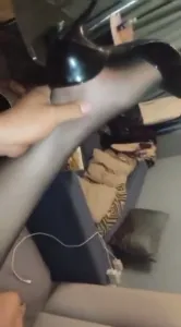 极品露脸黑丝高跟熟女(简介有群)穿着情趣内衣被小伙抓着腿狠狠爆操