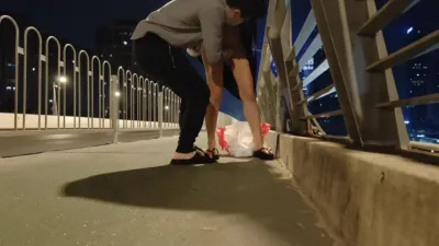 大桥上人来人往，看呆了