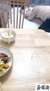 绿帽老婆在吃饭被朋友从饭桌上硬拉下去操
