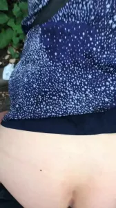 眼睛熟女户外野战毫无紧张感,口交、后入从容开展