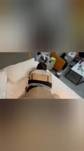 边尻边拿皮鞭子抽母狗,真好玩