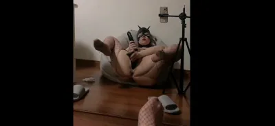 被主人指挥自慰给大家欣赏