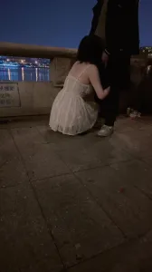 河边野战,路人看见了