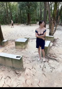 (原创)大早上单男带媳妇逛公园