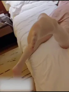 白丝老婆被单男后入，老公看着打手枪