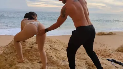 女强人精神压力太大！叫个猛男沙滩释放压力玩得真花